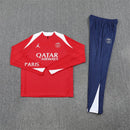 Shop des Spielers, PSG Trainingsanzug 25/26, PSG Jacke Rot, PSG Hose Blau, Fußball Trainingsanzug PSG, Paris Saint-Germain Kollektion 2026, Trainingsanzug Herren Rot Blau, PSG Fan-Shop, PSG Training 2026, Fußball-Fanartikel, PSG Trainingskleidung, Trainingsset 2025, Paris Training-Kit.