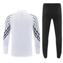 Shop des Spielers, PSG x Jordan Trainingsanzug 25/26, PSG Jordan Anzug Weiß Schwarz, PSG x Jordan Jacke Weiß, PSG Trainingsset Herren, Jordan Fußball Trainingsanzug, Paris Saint-Germain Jordan Kollektion, Fußball Streetwear PSG, Jordan Brand PSG 2026, Sportbekleidung PSG, Limitierter Trainingsanzug, PSG x Jordan Kontrast.