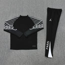 Shop des Spielers, PSG x Jordan Trainingsanzug 25/26, PSG Jordan Anzug Schwarz, PSG x Jordan Jacke Schwarz, PSG Trainingsset Herren, Jordan Fußball Trainingsanzug, Paris Saint-Germain Jordan Kollektion, Fußball Streetwear PSG, Jordan Brand PSG 2026, Sportbekleidung PSG, Limitierter Trainingsanzug, PSG x Jordan Schwarz.