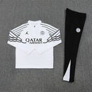 Shop des Spielers, PSG x Jordan Trainingsanzug 25/26, PSG Jordan Anzug Weiß Schwarz, PSG x Jordan Jacke Weiß, PSG Trainingsset Herren, Jordan Fußball Trainingsanzug, Paris Saint-Germain Jordan Kollektion, Fußball Streetwear PSG, Jordan Brand PSG 2026, Sportbekleidung PSG, Limitierter Trainingsanzug, PSG x Jordan Kontrast.
