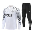 Shop des Spielers, PSG x Jordan Trainingsanzug 25/26, PSG Jordan Anzug Weiß Schwarz, PSG x Jordan Jacke Weiß, PSG Trainingsset Herren, Jordan Fußball Trainingsanzug, Paris Saint-Germain Jordan Kollektion, Fußball Streetwear PSG, Jordan Brand PSG 2026, Sportbekleidung PSG, Limitierter Trainingsanzug, PSG x Jordan Kontrast.