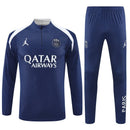 Shop des Spielers, PSG x Jordan Trainingsanzug 25/26, Jordan PSG Jacke Dunkelblau, PSG Jordan Hose, PSG x Jordan Kollektion 2026, Paris Saint-Germain Jordan Set, Trainingsanzug Herren Dunkelblau, Jordan Jumpman PSG, PSG Fan-Shop, Fußball Streetwear, limitierte PSG Kleidung, PSG Jordan Training.