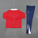 Shop des Spielers, PSG Trainingsanzug 25/26, PSG Jacke Rot, PSG Hose Blau, Fußball Trainingsanzug PSG, Paris Saint-Germain Kollektion 2026, Trainingsanzug Herren Rot Blau, PSG Fan-Shop, PSG Training 2026, Fußball-Fanartikel, PSG Trainingskleidung, Trainingsset 2025, Paris Training-Kit.