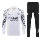 Shop des Spielers, PSG x Jordan Trainingsanzug 25/26, PSG Jordan Anzug Weiß Schwarz, PSG x Jordan Jacke Weiß, PSG Trainingsset Herren, Jordan Fußball Trainingsanzug, Paris Saint-Germain Jordan Kollektion, Fußball Streetwear PSG, Jordan Brand PSG 2026, Sportbekleidung PSG, Limitierter Trainingsanzug, PSG x Jordan Kontrast.