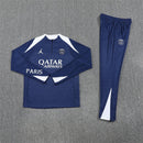 Shop des Spielers, PSG x Jordan Trainingsanzug 25/26, Jordan PSG Jacke Dunkelblau, PSG Jordan Hose, PSG x Jordan Kollektion 2026, Paris Saint-Germain Jordan Set, Trainingsanzug Herren Dunkelblau, Jordan Jumpman PSG, PSG Fan-Shop, Fußball Streetwear, limitierte PSG Kleidung, PSG Jordan Training.