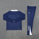 Shop des Spielers, PSG x Jordan Trainingsanzug 25/26, Jordan PSG Jacke Dunkelblau, PSG Jordan Hose, PSG x Jordan Kollektion 2026, Paris Saint-Germain Jordan Set, Trainingsanzug Herren Dunkelblau, Jordan Jumpman PSG, PSG Fan-Shop, Fußball Streetwear, limitierte PSG Kleidung, PSG Jordan Training.