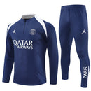 Shop des Spielers, PSG x Jordan Trainingsanzug 25/26, Jordan PSG Jacke Dunkelblau, PSG Jordan Hose, PSG x Jordan Kollektion 2026, Paris Saint-Germain Jordan Set, Trainingsanzug Herren Dunkelblau, Jordan Jumpman PSG, PSG Fan-Shop, Fußball Streetwear, limitierte PSG Kleidung, PSG Jordan Training.