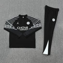 Shop des Spielers, PSG x Jordan Trainingsanzug 25/26, PSG Jordan Anzug Schwarz, PSG x Jordan Jacke Schwarz, PSG Trainingsset Herren, Jordan Fußball Trainingsanzug, Paris Saint-Germain Jordan Kollektion, Fußball Streetwear PSG, Jordan Brand PSG 2026, Sportbekleidung PSG, Limitierter Trainingsanzug, PSG x Jordan Schwarz.
