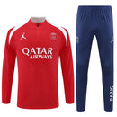 Shop des Spielers, PSG Trainingsanzug 25/26, PSG Jacke Rot, PSG Hose Blau, Fußball Trainingsanzug PSG, Paris Saint-Germain Kollektion 2026, Trainingsanzug Herren Rot Blau, PSG Fan-Shop, PSG Training 2026, Fußball-Fanartikel, PSG Trainingskleidung, Trainingsset 2025, Paris Training-Kit.