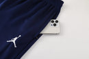Shop des Spielers, PSG Trainingsanzug 25/26, PSG Bordeaux Blau, Paris Saint-Germain Sportanzug Herren, PSG Jacke Hose, Fußball Trainingsanzug, PSG Trainingsset, Performance Sportbekleidung, PSG 2026, Trainingsanzug Herren Bordeaux, PSG Trainingskleidung, PSG Fanshop, Sportanzug Paris Saint-Germain, limitierte PSG Edition.