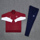 Shop des Spielers, PSG Trainingsanzug 25/26, PSG Bordeaux Blau, Paris Saint-Germain Sportanzug Herren, PSG Jacke Hose, Fußball Trainingsanzug, PSG Trainingsset, Performance Sportbekleidung, PSG 2026, Trainingsanzug Herren Bordeaux, PSG Trainingskleidung, PSG Fanshop, Sportanzug Paris Saint-Germain, limitierte PSG Edition.