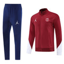 Shop des Spielers, PSG Trainingsanzug 25/26, PSG Bordeaux Blau, Paris Saint-Germain Sportanzug Herren, PSG Jacke Hose, Fußball Trainingsanzug, PSG Trainingsset, Performance Sportbekleidung, PSG 2026, Trainingsanzug Herren Bordeaux, PSG Trainingskleidung, PSG Fanshop, Sportanzug Paris Saint-Germain, limitierte PSG Edition.