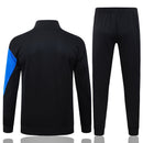 Offizieller PSG Trainingsanzug 25/26 Jacke und Hose in Schwarz mit blauen Details."
