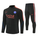 Shop des Spielers, PSG Trainingsanzug 26/27, PSG Trainingsset schwarz, Paris Saint-Germain Jacke Hose, PSG Fan-Artikel, PSG Trainingsanzug Herren, Fußball Trainingsanzug schwarz, PSG Kleidung Deutschland, Paris Saint-Germain Fanshop, Fußball-Shop, PSG Jersey Set 2026.