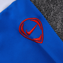Detailaufnahme des PSG Vereinswappens auf der weißen Trainingsjacke 25/26.