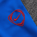Detailaufnahme des PSG Vereinswappens auf der Trainingsjacke 25/26.