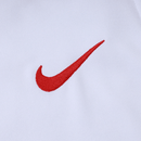 Detailaufnahme des PSG Vereinswappens auf der weißen Trainingsjacke 25/26.