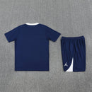 Shop des Spielers, PSG Trainings-Set 25/26, PSG Trikot Dunkelblau, PSG Shorts Marine, Fußball Trainingsset Paris Saint-Germain, PSG Kollektion 2026, Trainings-Kit 2025, Sportbekleidung PSG, Trainingsanzug Herren Blau, PSG Fan-Shop, Paris Saint-Germain Training 2026, Fußball-Fanartikel.