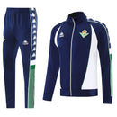 Shop des Spielers, Real Betis Trainingsanzug, Real Betis 25/26, Real Betis Trainingsanzug Dunkelblau, Betis Trainingsjacke, Betis Hose, Real Betis Sport-Set, Trainingsanzug Herren Blau, Real Betis 2026, Fußball Trainingsset, Real Betis Fan-Version, Trainingskleidung Real Betis, Betis Sevilla Shop.