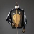 Shop des Spielers, Real Madrid Jacke 2006/07, Real Madrid Retro Jacke, Real Madrid 2006 schwarz gold, Real Madrid Klassiker, Fußball Retro Jacke, Real Madrid Fan-Artikel, Real Madrid Kleidung, Vintage Real Madrid, Galacticos Retro, Fußball-Shop Deutschland, Real Madrid Jacke Retro Herren.