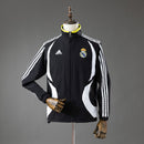 Shop des Spielers, Real Madrid Jacke 2006/07, Real Madrid Retro Jacke, Real Madrid 2006 schwarz weiß, Real Madrid Klassiker, Fußball Retro Jacke, Real Madrid Fan-Artikel, Real Madrid Kleidung, Vintage Real Madrid, Galacticos Retro, Fußball-Shop Deutschland, Real Madrid Jacke Retro Herren.