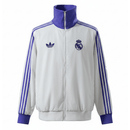 Shop des Spielers, Real Madrid Jacke, Real Madrid 25/26, Real Madrid Trainingsjacke, Real Madrid Weiß Lila, Real Madrid Herren Jacke, Madridista Fan-Kollektion, Real Madrid Sportjacke, Trainingsanzug Herren, Fußballjacke Herren, Real Madrid 2026, Fan-Ausrüstung Real Madrid.