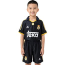 Shop des Spielers, Real Madrid Kinder-Set 1998/00, Real Madrid Trikot Kinder Schwarz, Real Madrid Auswärtstrikot Retro, Real Madrid Shorts Schwarz, Fußball Trikot Real Madrid Schwarz, Real Madrid 98/00 Trikot Kinder, Königliche Kinder-Set Retro, Fußball-Shop Real Madrid, Real Madrid Retro-Kollektion Kinder, Real Madrid Set Schwarz, Madrid Kindertrikot 2000.