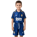 Shop des Spielers, Real Madrid Kinder-Set 1998, Real Madrid Drittetrikot Kinder, Real Madrid Trikot Dunkelblau, Real Madrid Retro Kinder, Fußball Trikot Real Madrid blau, Real Madrid 98 Trikot Kinder, Real Madrid Kinder-Set Retro, Fußball-Shop Real Madrid, Real Madrid Retro-Kollektion Kinder, Real Madrid Set Trikot und Shorts 98, Real Madrid Kindertrikot 1998.