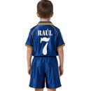 Shop des Spielers, Real Madrid Kinder-Set 1998, Real Madrid Drittetrikot Kinder, Real Madrid Trikot Dunkelblau, Real Madrid Retro Kinder, Fußball Trikot Real Madrid blau, Real Madrid 98 Trikot Kinder, Real Madrid Kinder-Set Retro, Fußball-Shop Real Madrid, Real Madrid Retro-Kollektion Kinder, Real Madrid Set Trikot und Shorts 98, Real Madrid Kindertrikot 1998.