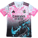 Shop des Spielers, Real Madrid Dragão Trikot 25/26, Real Madrid Special Edition, Real Madrid Trikot Weiß Rosa, Real Madrid Sondertrikot, Real Madrid Fan-Version, Real Madrid Drachen Trikot, Fußball Trikot Sammlerstück, Real Madrid 2026, Limitierte Real Madrid Kollektion, Real Madrid Fashion, Madridista Trikot.