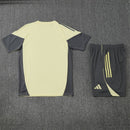 Shop des Spielers, Real Madrid Trainingsset 25/26, Real Madrid Trikot Gelb, Real Madrid Shorts Grau, Real Madrid Set 2026, Fußball Trainingsset Real Madrid, Trainingsanzug Real Madrid, Real Madrid Fan-Shop, Real Madrid Training 2026, Fußball-Fanartikel, Real Madrid Trainingskleidung, Real Madrid Set Herren, Real Madrid gelb grau Trikot.