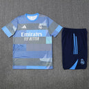 Shop des Spielers, Real Madrid Trainingsset 25/26, Real Madrid Trikot Grau, Real Madrid Shorts Dunkelblau, Real Madrid Set 2026, Fußball Trainingsset Real Madrid, Trainingsanzug Real Madrid, Real Madrid Fan-Shop, Real Madrid Training 2026, Fußball-Fanartikel, Real Madrid Trainingskleidung, Real Madrid Set Herren, Real Madrid hellblau dunkelblau Set.