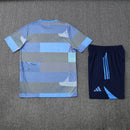 Shop des Spielers, Real Madrid Trainingsset 25/26, Real Madrid Trikot Grau, Real Madrid Shorts Dunkelblau, Real Madrid Set 2026, Fußball Trainingsset Real Madrid, Trainingsanzug Real Madrid, Real Madrid Fan-Shop, Real Madrid Training 2026, Fußball-Fanartikel, Real Madrid Trainingskleidung, Real Madrid Set Herren, Real Madrid hellblau dunkelblau Set.
