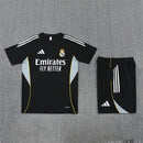 Real Madrid Trainingsset 2025 2026 schwarzes Trikot schwarze Shorts 1.1 Premium Qualität Shop des Spielers Madrid Training Kit Black, Real Madrid Trainingsset 2025, Madrid Trikot schwarz, Real Madrid Shorts schwarz, Real Madrid Trikot 25/26, Fußball Trainingsset Herren schwarz, 1.1 Qualität Real Madrid, Mbappé Training schwarz, Real Madrid Fanshop Deutschland, Fußball Set schwarz Madrid.