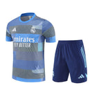 Shop des Spielers, Real Madrid Trainingsset 25/26, Real Madrid Trikot Grau, Real Madrid Shorts Dunkelblau, Real Madrid Set 2026, Fußball Trainingsset Real Madrid, Trainingsanzug Real Madrid, Real Madrid Fan-Shop, Real Madrid Training 2026, Fußball-Fanartikel, Real Madrid Trainingskleidung, Real Madrid Set Herren, Real Madrid hellblau dunkelblau Set.