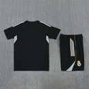 Real Madrid Trainingsset 2025 2026 schwarzes Trikot schwarze Shorts 1.1 Premium Qualität Shop des Spielers Madrid Training Kit Black, Real Madrid Trainingsset 2025, Madrid Trikot schwarz, Real Madrid Shorts schwarz, Real Madrid Trikot 25/26, Fußball Trainingsset Herren schwarz, 1.1 Qualität Real Madrid, Mbappé Training schwarz, Real Madrid Fanshop Deutschland, Fußball Set schwarz Madrid.