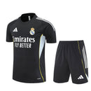 Real Madrid Trainingsset 2025 2026 schwarzes Trikot schwarze Shorts 1.1 Premium Qualität Shop des Spielers Madrid Training Kit Black, Real Madrid Trainingsset 2025, Madrid Trikot schwarz, Real Madrid Shorts schwarz, Real Madrid Trikot 25/26, Fußball Trainingsset Herren schwarz, 1.1 Qualität Real Madrid, Mbappé Training schwarz, Real Madrid Fanshop Deutschland, Fußball Set schwarz Madrid.