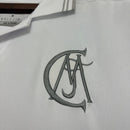 Shop des Spielers, Real Madrid Polo 26/27, Real Madrid Sonderedition, Real Madrid Polo weiß, Fan-Version Real Madrid, Real Madrid Herren Polo, Real Madrid Fan-Artikel, Real Madrid Lifestyle, Real Madrid Bekleidung, Königliche Polo-Shirt, Fußball-Shop Deutschland, Real Madrid Merchandise weiß.