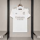 Shop des Spielers, Real Madrid Polo 26/27, Real Madrid Sonderedition, Real Madrid Polo weiß, Fan-Version Real Madrid, Real Madrid Herren Polo, Real Madrid Fan-Artikel, Real Madrid Lifestyle, Real Madrid Bekleidung, Königliche Polo-Shirt, Fußball-Shop Deutschland, Real Madrid Merchandise weiß.