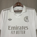 Shop des Spielers, Real Madrid Polo 26/27, Real Madrid Sonderedition, Real Madrid Polo weiß, Fan-Version Real Madrid, Real Madrid Herren Polo, Real Madrid Fan-Artikel, Real Madrid Lifestyle, Real Madrid Bekleidung, Königliche Polo-Shirt, Fußball-Shop Deutschland, Real Madrid Merchandise weiß.
