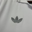 Shop des Spielers, Real Madrid Polo 26/27, Real Madrid Sonderedition, Real Madrid Polo weiß, Fan-Version Real Madrid, Real Madrid Herren Polo, Real Madrid Fan-Artikel, Real Madrid Lifestyle, Real Madrid Bekleidung, Königliche Polo-Shirt, Fußball-Shop Deutschland, Real Madrid Merchandise weiß.