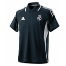 Offizielles Real Madrid Polohemd 25/26 in Schwarz. Fan-Version. Nur bei Shop des Spielers. Jetzt sichern – unsere Bestände sind streng limitiert! ⚪👑