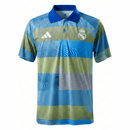 Offizielles Real Madrid Polohemd 25/26 in Blau und Grau, Ansicht von vorne. Real Madrid, Polohemd, 25/26, Fan-Version, Herren, Blau, Grau, Real Madrid Trikot, Fußball Fanwear, Real Madrid Polo, Merengues Style, Shop des Spielers, Casual Sportswear, Real Madrid Fanartikel