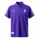 Offizielles Real Madrid Polohemd 25/26 in Lila, Ansicht von vorne. Real Madrid, Polohemd, 25/26, Fan-Version, Herren, Lila, Real Madrid Trikot, Fußball Fanwear, Real Madrid Polo, Merengues Style, Shop des Spielers, Casual Sportswear, Real Madrid Fanartikel