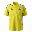 Offizielles Real Madrid Polohemd 25/26 in Gelb, Ansicht von vorne. Real Madrid, Polohemd, 25/26, Fan-Version, Herren, Gelb, Real Madrid Trikot, Fußball Fanwear, Real Madrid Polo, Merengues Style, Shop des Spielers, Casual Sportswear, Real Madrid Fanartikel