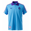 Offizielles Real Madrid Polohemd 25/26 in Blau, Ansicht von vorne. Real Madrid, Polohemd, 25/26, Fan-Version, Herren, Blau, Real Madrid Trikot, Fußball Fanwear, Real Madrid Polo, Merengues Style, Shop des Spielers, Casual Sportswear, Real Madrid Fanartikel