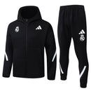 Real Madrid Trainingsanzug 2025/26 Jacke und Hose Schwarz mit Kapuze - Real Madrid, Real Madrid Trainingsanzug, 2025/26, Real Madrid Jacke, Sportbekleidung, Trainingsanzug Herren, Shop des Spielers, Fan-Version, Real Madrid Fanartikel, Trainingsset, Real Madrid Schwarz
