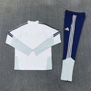 Shop des Spielers, Real Madrid Trainingsanzug, Real Madrid Set Weiß Marineblau, Madridistas Fanartikel, Fußball Trainingsanzug Real Madrid, Real Madrid 26/27, Real Madrid Sportanzug Herren, Trainingsjacke Real Madrid, Real Madrid Fanbekleidung, Fußball Lifestyle Madrid, Herren Trainingsset, Los Blancos Outfit