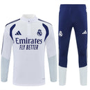 Shop des Spielers, Real Madrid Trainingsanzug, Real Madrid Set Weiß Marineblau, Madridistas Fanartikel, Fußball Trainingsanzug Real Madrid, Real Madrid 26/27, Real Madrid Sportanzug Herren, Trainingsjacke Real Madrid, Real Madrid Fanbekleidung, Fußball Lifestyle Madrid, Herren Trainingsset, Los Blancos Outfit