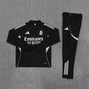 Shop des Spielers, Real Madrid Trainingsanzug 25/26, Real Madrid Jacke Schwarz, Real Madrid Hose Schwarz, Fußball Trainingsanzug Real Madrid, Real Madrid Kollektion 2026, Trainingsanzug Herren Schwarz, Real Madrid Fan-Shop, Real Madrid Training 2026, Fußball-Fanartikel, Real Madrid Trainingskleidung, Trainingsset 2025, Real Madrid schwarz Set.